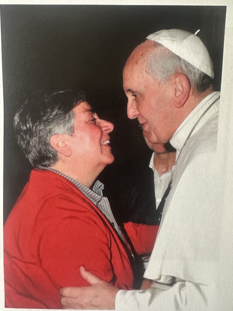 La foto di un incontro tra Papa Francesco e Sara BarbutoCol sorriso sul volto e i ragazzi nel cuore