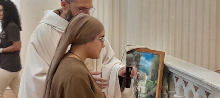 La professione perpetua di suor Angela, nel Santuario della Madonna della Catena a Cassano All'Ionio (CS)28 anni, consacrata Missionaria della Via