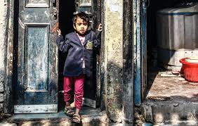 Ma c’è una miseria materiale, frutto d’ingiustizia sociale, che va combattutaLa povertà interpella i poveri di spirito