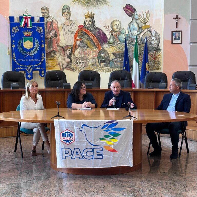 Presentate a Palazzo dei Bruzi le tappe cosentine della "Carovana aclista peace at work", in programma il 9 settembre. L'8 a Reggio Calabria, il 10 a Catanzaro.La pace si costruisce col lavoro