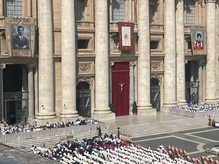 Proclamati oggi santi da papa Leone XIV in piazza San PietroFrassati e Acutis, l’Amore che sussurra al cuore dei giovani