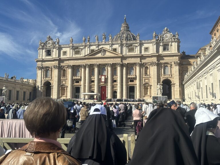 In piazza San Pietro anche un gruppo di Oblate, Sacerdoti Oblati e Oblati laici del beato Francesco MottolaIn trentamila al Giubileo della Vita Consacrata