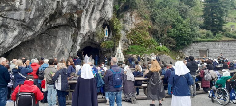 Appunti di un viaggio fino alla grotta di MassabiellePellegrini di speranza a Lourdes