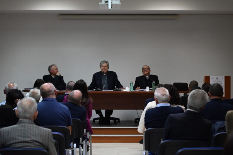 Aperto da mons. Francesco Savino a Gioia Tauro il Corso di formazione della diocesi di Oppido-PalmiIl politico, l’uomo dell’ora giusta