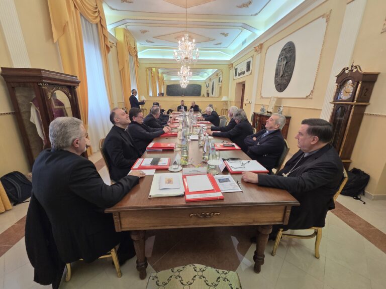 Importante iniziativa dei Vescovi Calabresi, che hanno consegnato al Presidente del Consiglio Regionale un documento con le "domande di chi non ha voce"“Per un’agenda regionale dei diritti di cittadinanza”: al primo punto, la sanità.