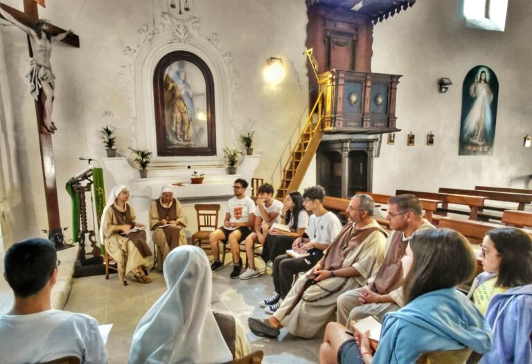 È la Fraternità degli "Amici di Gesù Buon Pastore" formata da tre sacerdoti e sei suoreEcco la  comunità religiosa che ha “riaperto” il Convento di San Francesco di Paola a Casali del Manco (CS),  disabitato dai Minimi da 200 anni