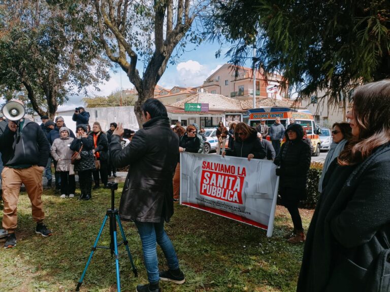 Presente anche la Casa della Carità di Vibo Valentia: a quasi un anno dalla verifica della commissione regionale, ancora senza risposta la richiesta di aumento delle prestazioniLa crisi della sanità: presidio davanti l’ospedale Jazzolino