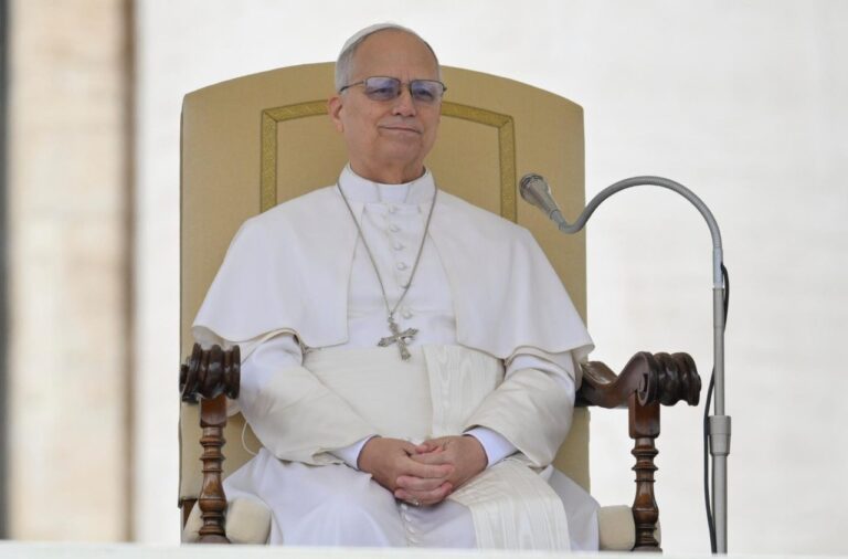 La vicinanza dei Vescovi calabresi a Leone XIV dopo l'attacco del Presidente degli USA“Trump ferisce la dignità del Papa, gli manca di rispetto e calpesta i sentimenti dei cattolici”