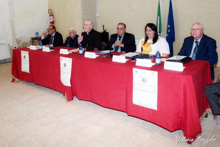 Il vescovo mons. Attilio Nostro, all'incontro di Tropea nel quale è stato ricordato san Pier Giorgio Frassati nell'opera del sacerdote Armando Granelli“Passione, pazienza, paternità, partecipazione: ecco le quattro «p» dei Priori delle Confraternite”