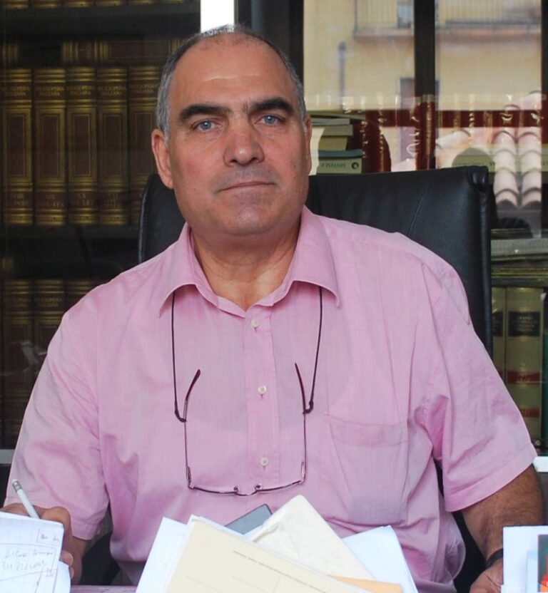 A Tiriolo (Cz) i funerali del Dirigente scolastico e giornalista, morto all'età di 80 anniTeobaldo Guzzo: un educatore a scuola, nei libri e sui giornali