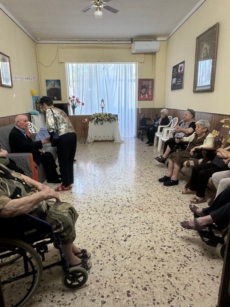 Celebrato l'anniversario della struttura con una Santa Messa nella chiesa di San PantaleoneGli 80 anni della Casa della Carità di Limbadi: la festa di una intera comunità