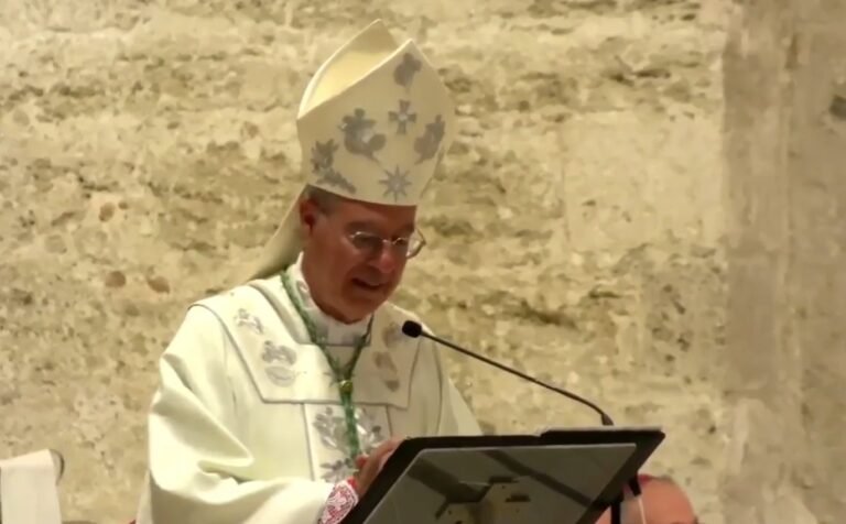 Nella basilica di Gerace l'ingresso ufficiale del presule, scelto da Leone XIV per succedere a mons. Francesco OlivaSi è insediato il nuovo vescovo di Locri-Gerace, mons. Cesare Di Pietro: “Entro in punta di piedi, ma con passo fermo e deciso”