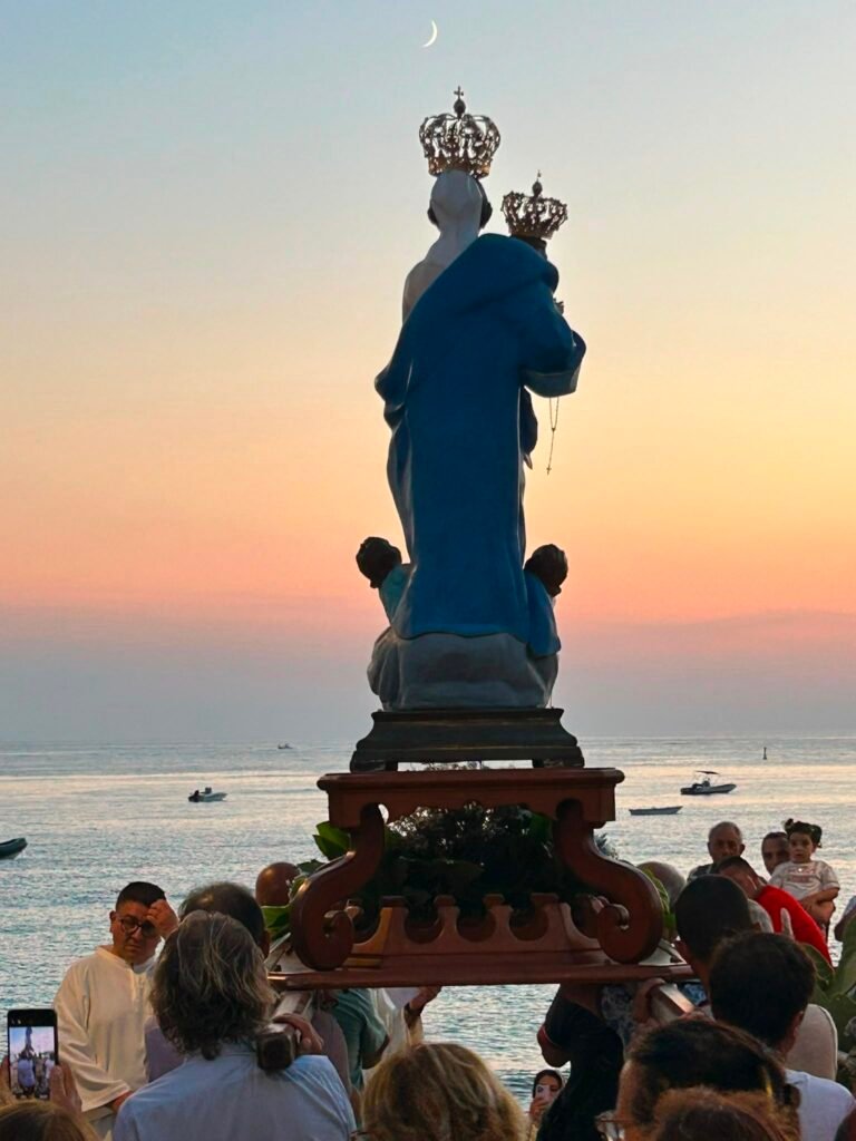 Quest'anno senza processione in mare per scelta del rettore, Don Francesco SicariPreghiera, fede e affidamento: il ferragosto al Santuario di Santa Maria Lauretana