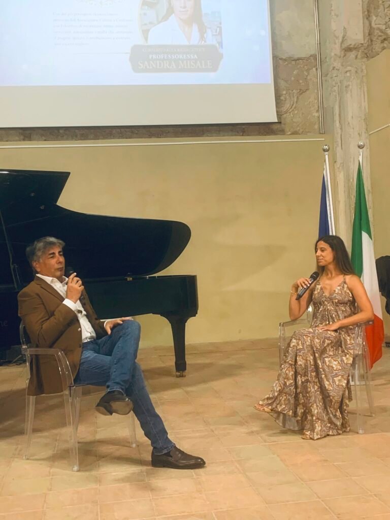 La scienziata originaria di Palmi studia le mutazioni del gene Kras, coinvolto in forme tumorali aggressive. A consegnarle il riconoscimento, il rettore dell'Università Magna Grecia di Catanzaro, Giovanni CudaA Sandra Misale il Premio “Culture a confronto” a Tropea