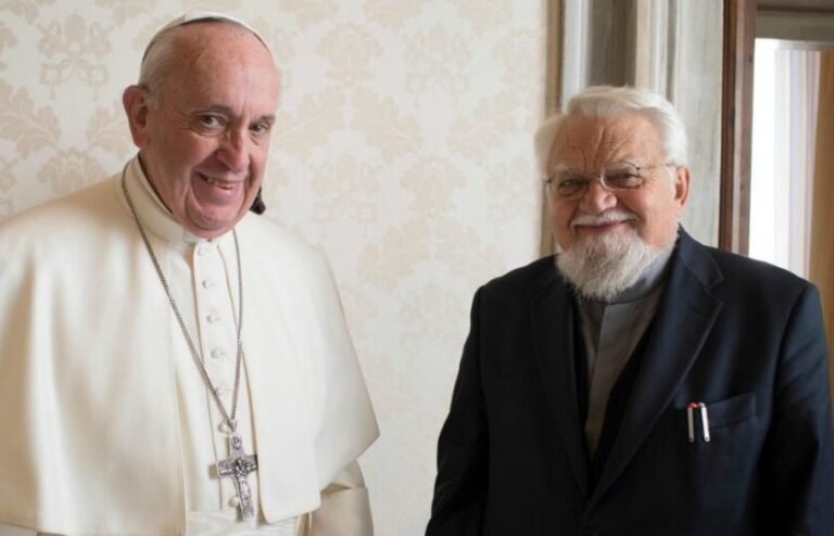 Pubblichiamo la risposta di Enzo Bianchi alla lettera, citata da don Pasquale Russo nel suo ricordo, per Parva Favilla, del fondatore della Comunità monastica di Bose, deceduto ieri all'età di 83 anni.“Caro Pasquale, dilatiamo lo sguardo e il cuore, fino a vedere la creazione e i fratelli con gli occhi di Dio”