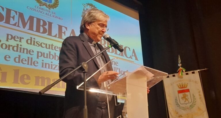 All'assemblea pubblica organizzata col sindaco Iacobini dopo l'agguato mafioso a Cassano Jonio (CS)Mons. Savino: “Convertitevi e deponete le armi”