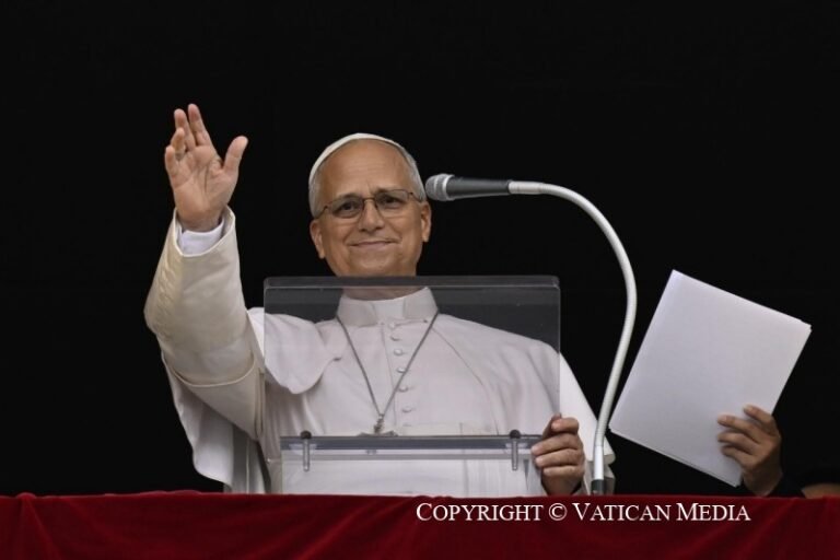 Dopo l'operazione al Gemelli il grazie ai fedeli e lo sguardo alla ripresaLeone XIV torna in Vaticano e recita l’Angelus