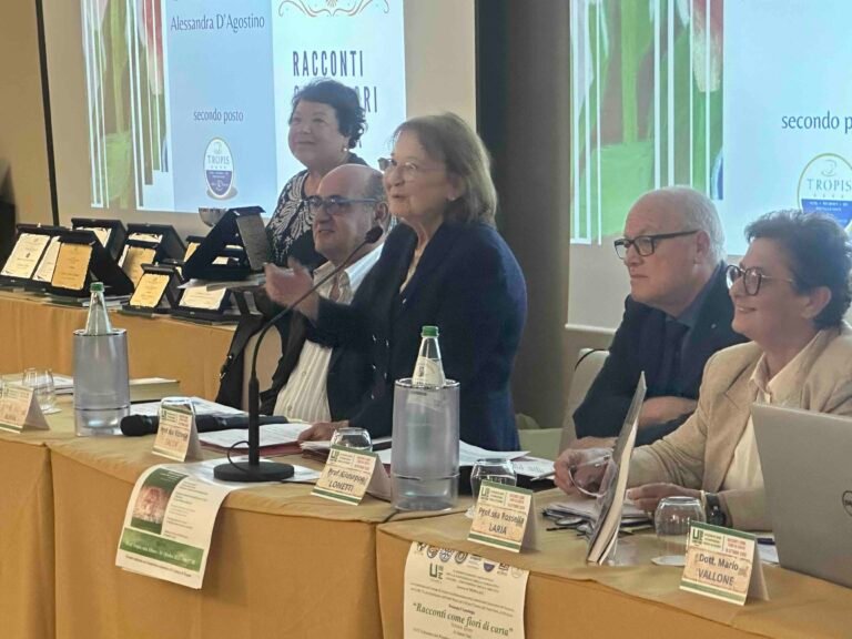 Consegnati i riconoscimenti del Premio letterario Unitre Tropea. Nella sezione romanzi, vince Fortunato Costa con "Il debito e l'onore". Presentata l'antologiaQuando a sbocciare sono i fiori di carta